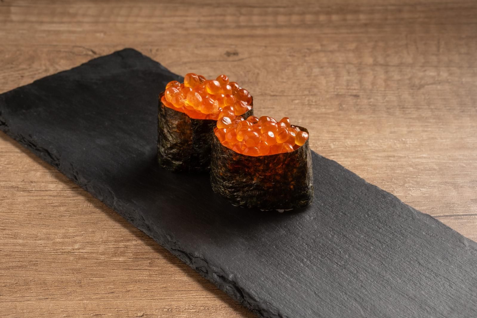 Nigiri gunkan ikura