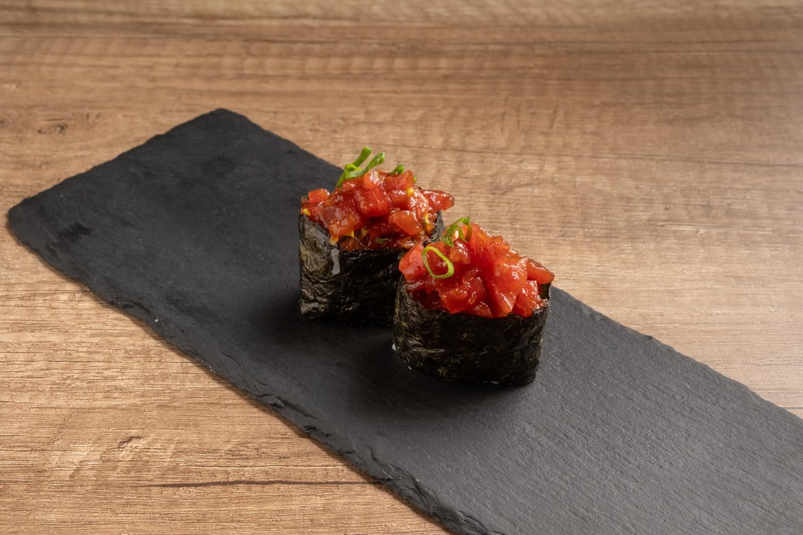 Gunkan atún spicy (2u)