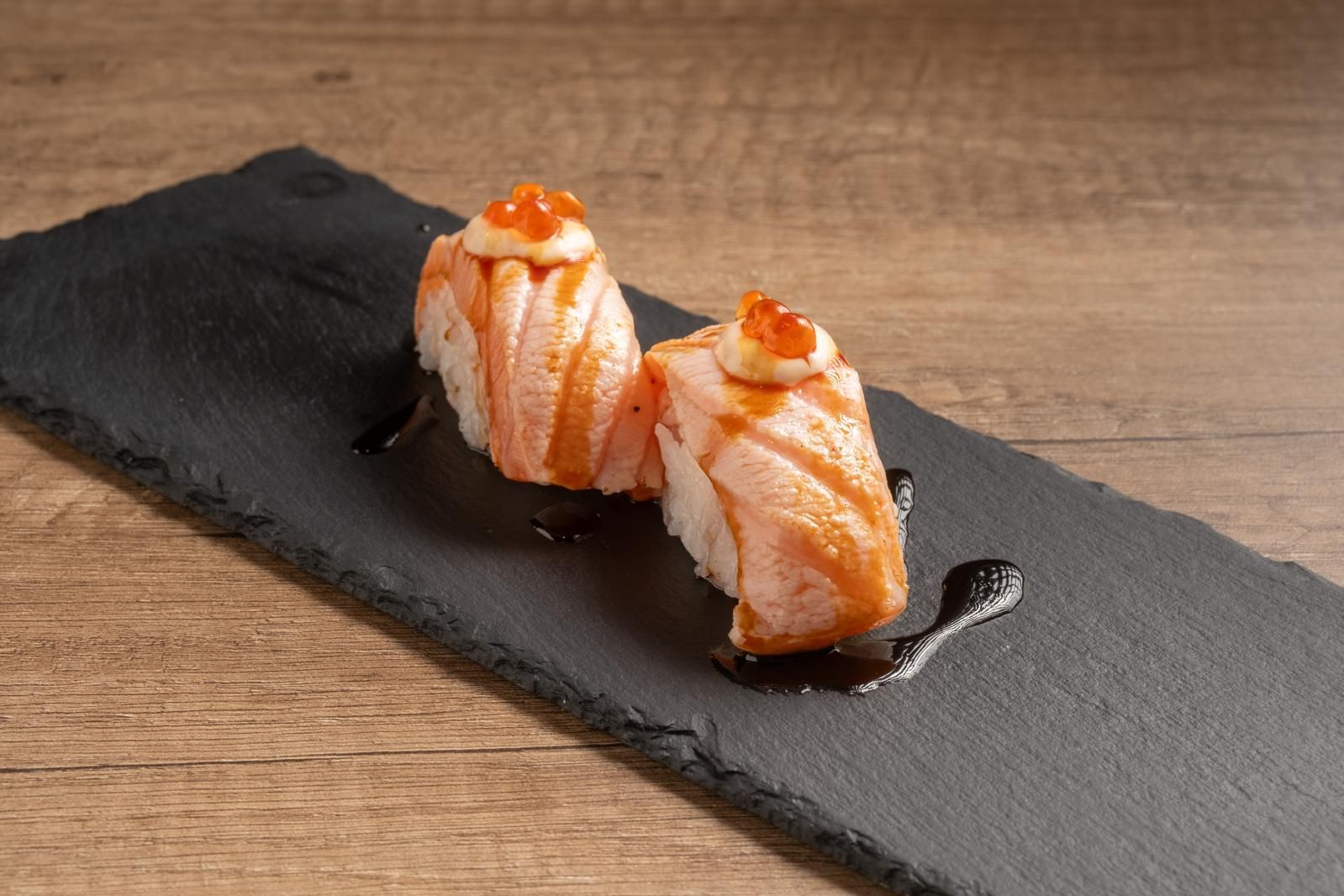Nigiri salmón flameado con ikura (2u)